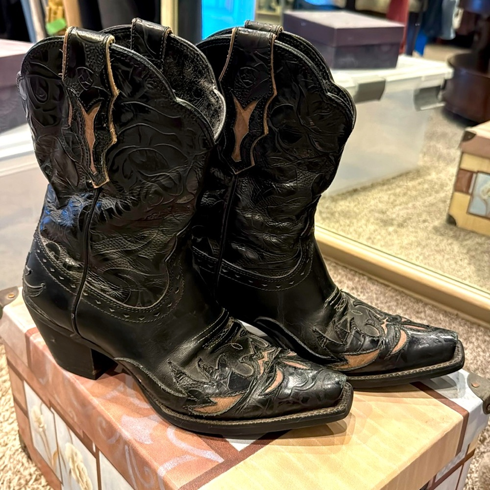 Mid calf, pointed toe, black ariat women’s boot
Leather